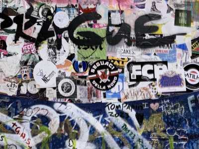 �In ogni viaggio che faccio mi porto un adesivo del Bari e non appena ne vedo uno di una squadra �nemica� ci attacco il mio sopra�, ci spiega la tifosa biancorossa Gaia mostrandoci una foto che ritrae il suo sticker posizionato su un muro di Praga